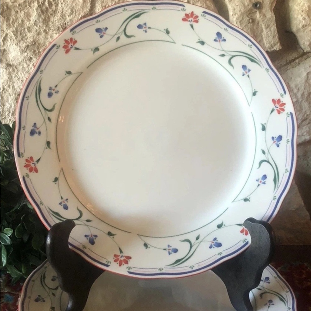 Gibson Designs GRACE 2 Dinner Plates 10 5/8"D Blue Red Floral‎ Scalloped Edge EC
